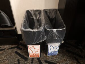 アパホテル 千葉駅前 スタンダードルーム デスク下のゴミ箱