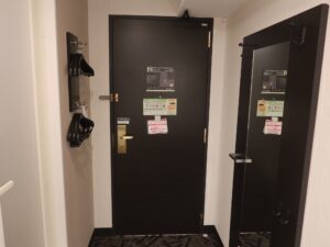 アパホテル 千葉駅前 スタンダードルーム 玄関 鏡とハンガーがあります