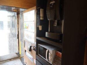 アパホテル 千葉駅前 1階 自動販売機と製氷機、電子レンジ