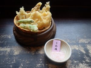 春の野菜と白身魚の天ぷら うめ塩 熊谷天然温泉 花湯スパリゾートにて