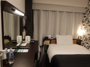 アパホテル 京都駅堀川通 シングルルームB 玄関から窓方向を見る