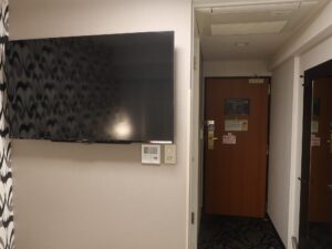 アパホテル 京都駅堀川通 シングルルームB 窓方向から玄関を見る