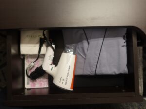 アパホテル 京都駅堀川通 シングルルームB 引き出しの中 部屋着、ドライヤー、宅急便伝票があります