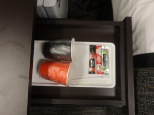 アパホテル 京都駅堀川通 シングルルームB 引き出しの中 紙コップと飲み物があります