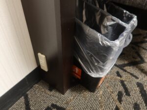 アパホテル 京都駅堀川通 シングルルームB デスク下 ゴミ箱とACコンセントがあります