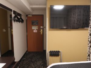 アパホテル 京都駅堀川通 シングルルームB 窓方向から玄関を見る