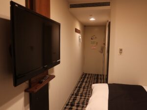アパホテル&リゾート 東京ベイ幕張 セントラルタワー ツインルーム 窓側から玄関方向を撮影