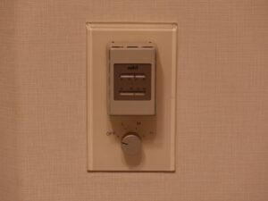アパホテル&リゾート 東京ベイ幕張 セントラルタワー ツインルーム エアコンのスイッチ