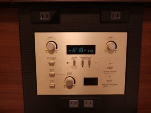 アパホテル&リゾート 東京ベイ幕張 セントラルタワー ツインルーム 枕元のスイッチ類 明かりのスイッチと目覚まし時計、ACコンセントがあります