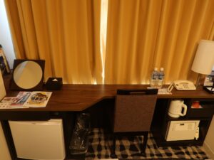 アパホテル&リゾート 東京ベイ幕張 セントラルタワー ツインルーム デスク