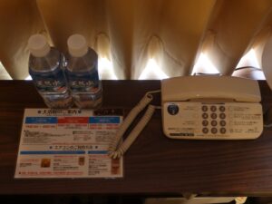 アパホテル&リゾート 東京ベイ幕張 セントラルタワー ツインルーム デスク上の電話機
