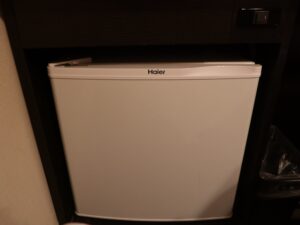 アパホテル&リゾート 東京ベイ幕張 セントラルタワー ツインルーム 冷蔵庫とスイッチ