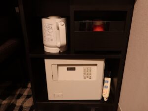 アパホテル&リゾート 東京ベイ幕張 セントラルタワー ツインルーム デスク下 電気ケトルとグラス、紙コップ、金庫があります