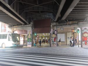 JR大阪環状線 福島駅 駅舎と改札口 ICOCA・Suica・PASMOなどの交通系ICカード対応の自動改札機が並びます