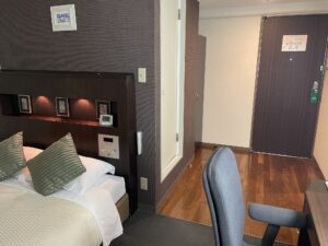 横須賀 セントラルホテル ダブルルーム 窓から玄関方向を撮影