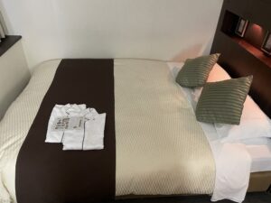 横須賀 セントラルホテル ダブルルーム ベッド 横から撮影