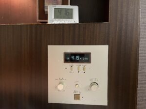 横須賀 セントラルホテル ダブルルーム 枕元 時計と空調、明かりのスイッチがあります