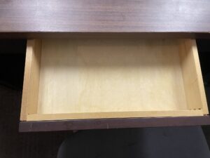 横須賀 セントラルホテル ダブルルーム 机の引き出しは空でした