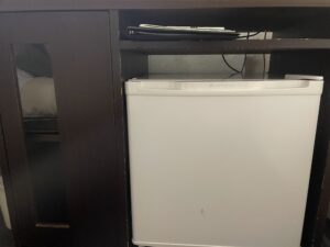 横須賀 セントラルホテル ダブルルーム デスク下の冷蔵庫