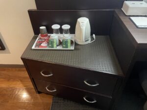 横須賀 セントラルホテル ダブルルーム デスク横 飲み物とコップ、湯のみ茶わん、電気ポットがあります