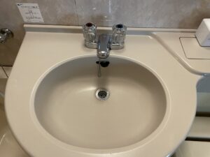 横須賀 セントラルホテル ダブルルーム 洗面台 蛇口が昭和のレトロを感じます