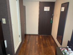 横須賀 セントラルホテル ダブルルーム 玄関回り 床がフローリングになっています