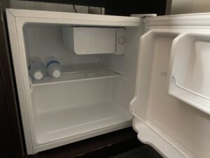 横須賀 セントラルホテル ダブルルーム 冷蔵庫にはウェルカムドリンクが入っていました