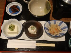 鰻のかまどめし 付け合わせ 湯けむり天然秘湯 龍泉の湯にて