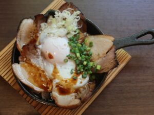 チャーシューエッグ陶板 つくば温泉 喜楽里別邸にて