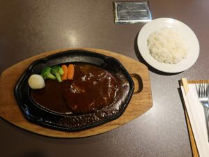 ハンバーグステーキランチ デミグラスソース 240g ハンバーグとライス 和風肉料理 作五郎にて