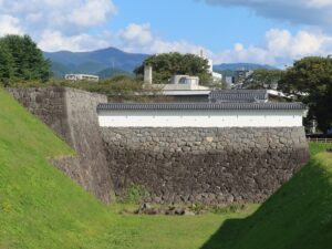 山形 霞城公園 山形城跡 本丸のお堀 奥に本丸一文字門があります