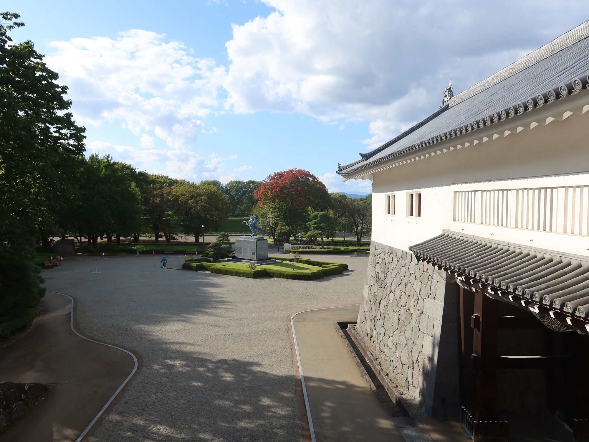 山形 霞城公園 山形城跡 二ノ丸東大手門から見た最上義光騎馬像付近