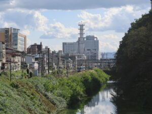 山形 霞城公園 山形城跡付近を走行するキハ110系