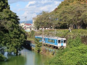 山形 霞城公園 山形城跡付近を走行するキハ110系