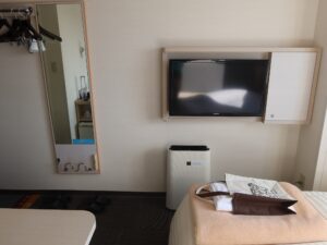 天然温泉 花笠の湯 スーパーホテル 山形駅西口 エクストラルーム 液晶テレビと加湿空気清浄機、鏡、ハンガー