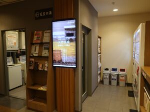 天然温泉 花笠の湯 スーパーホテル 山形駅西口 1階 自動半外気と喫煙所、コインロッカー