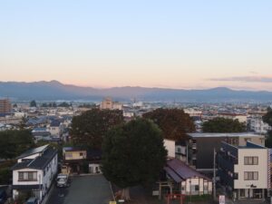 天然温泉 花笠の湯 スーパーホテル 山形駅西口から見た朝の山形市内