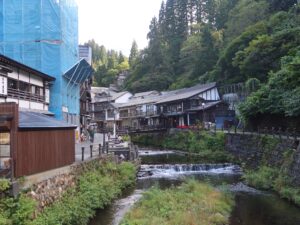 銀山温泉 温泉街 白銀橋から白銀の滝方向を撮影