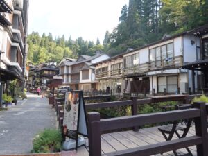 銀山温泉 温泉街 和楽足湯から白銀の滝方向を撮影