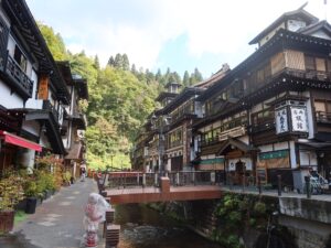 銀山温泉 温泉街 中心から白銀の滝方向を撮影