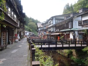 銀山温泉 温泉街 中心から白銀橋方向を撮影