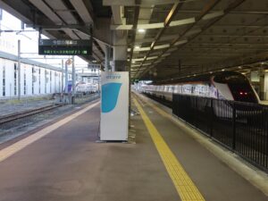 JR山形線 新庄駅 2番線 主に山形新幹線で山形・福島・東京方面に行く列車と、奥羽本線（山形線）で大石田・山形・米沢・福島方面に行く列車が発着します