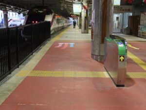 JR山形新幹線 新庄駅 1番線 ICカードリーダー 在来線からタッチでGo! 新幹線と新幹線eチケットで山形新幹線に乗る人のために、新幹線ホームに設置されています