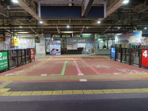 JR山形新幹線 新庄駅 1・2番線と3・4番線は、通路を挟んで両側に配置されています