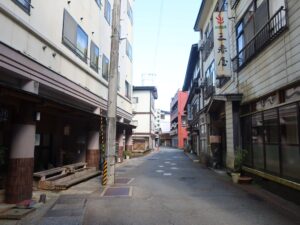 山形 肘折温泉 温泉街 旧肘折郵便局から第一停留所方向を撮影