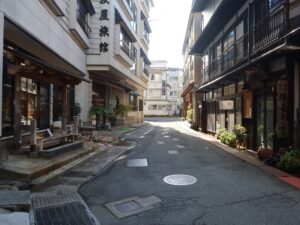 山形 肘折温泉 温泉街 第一停留所付近から旧肘折郵便局方向を撮影