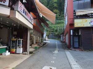 山形 肘折温泉 温泉街 第一停留所付近から温泉口方向を撮影