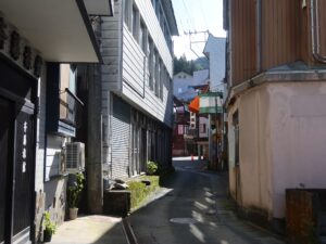山形 肘折温泉 温泉街 第一停留所付近から奥まったところから第一停留所方向を撮影