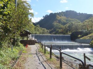 山形 肘折温泉 源泉公園 入口から入ったところ