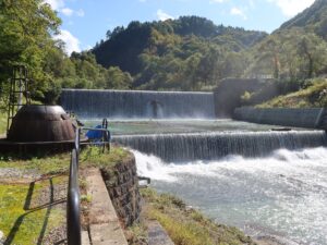 山形 肘折温泉 源泉公園 源泉ドームと肘折ダム
